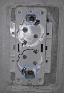 사진10. 상선, 중성선, 접지선을 연결한 상태에서 벽에 밀어넣은 상태(고정나사로 고정 후)