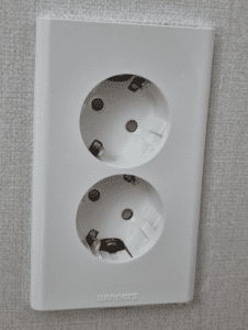 사진11. 벽에 고정한 신규 콘센트에 커버를 씌워 마무리한 상태