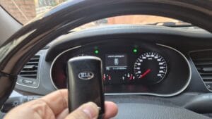 차키를 갖고있는데 차량 계기판에 표시된 "스마트키가 실내에 없습니다" 경고문구 이미지