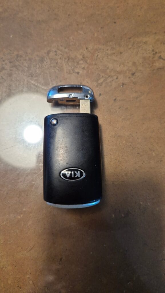 K7 차키 후면 버튼 눌러서 차키를 반절 뺀 이미지