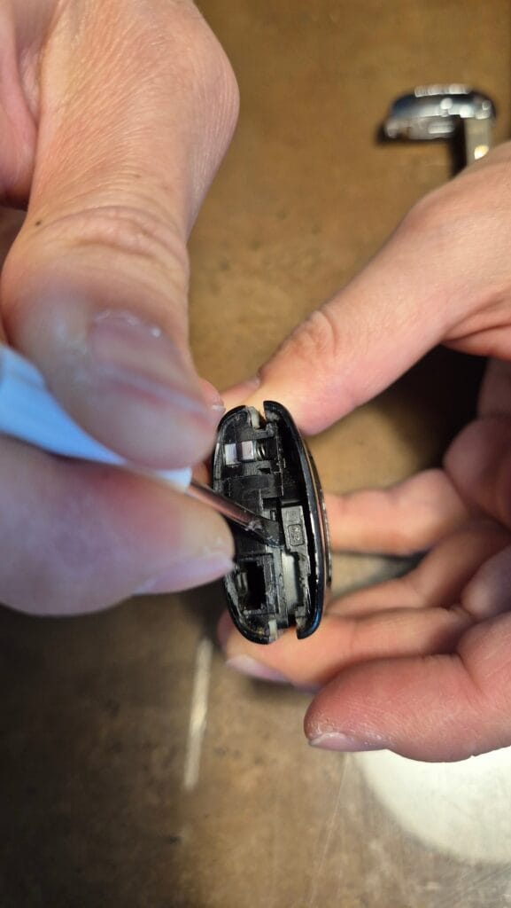 K7 차키 배터리 교체를 위해 차키를 반으로 쪼개는 중간 이미지1