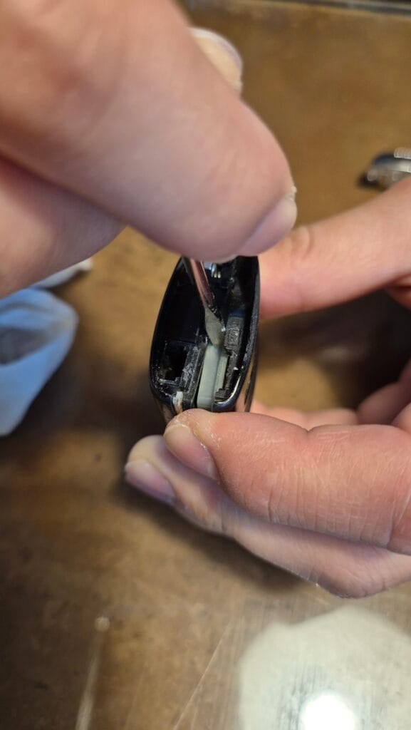 K7 차키 배터리 교체를 위해 차키를 반으로 쪼개는 중간 이미지2