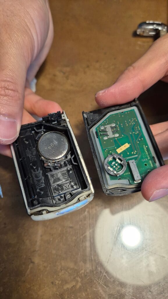 K7 차키 배터리 교체를 위해 차키를 반으로 쪼갠 후 이미지