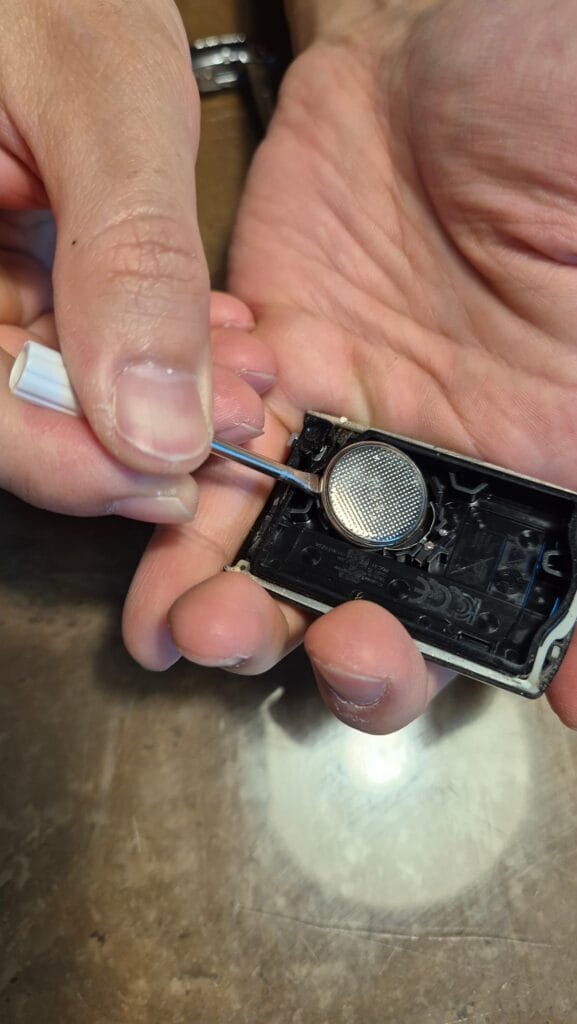 K7 차키 배터리 교체를 위해 차키를 반으로 쪼갠 후 기존 배터리 분리중인 이미지