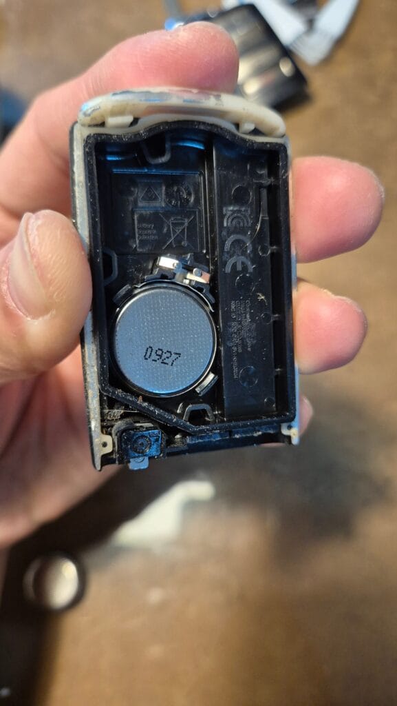 K7 차키 배터리 교체 후 쪼개진 차키를 재결합 전 흰색 플라스틱 먼저 위치 잡은 이미지