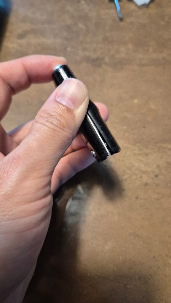 K7 차키 배터리 교체 후 쪼개진 차키를 재결합 전 흰색 플라스틱 사이드 먼저 결합 한 이미지(하단 부는 아직 미결합)