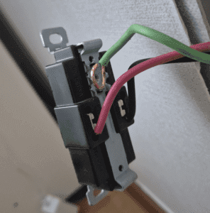 사진4. 노후 콘센트 탈거 직후 이미지