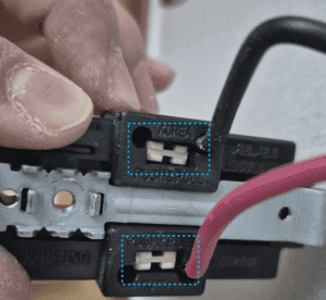 사진5. 노후 콘센트 상선, 중성선 고정부