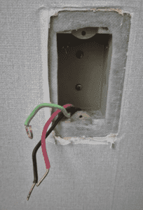 사진6. 기존 콘센트에서 상선, 중성선, 접지선을 모두 제거한 상태