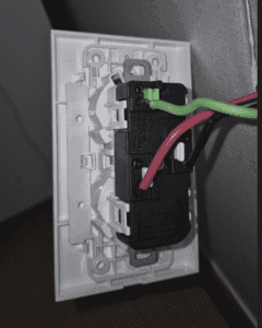 사진8. 상선, 중성선, 접지선을 신규 콘센트 후면에 고정한 상태