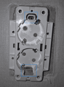 사진9. 상선, 중성선, 접지선을 연결한 상태에서 벽에 밀어넣은 상태(고정전)